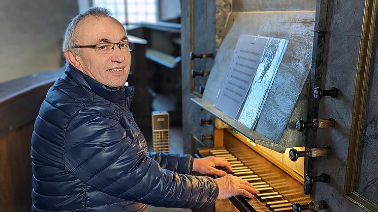 Große Leidenschaft: Berthold Lörzer aus Unterelsbach spielt seit über 50 Jahren die Kirchenorgel.