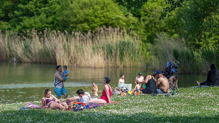 Alle Wasserproben waren okay: Am Erlabrunner Badesee im Landkreis Würzburg und an vielen weiteren Badegewässern in Unterfranken suchen im Sommer viele Menschen eine Abkühlung.