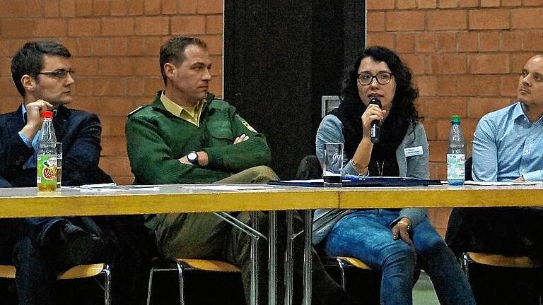 Auf dem Podium: Die Behördenvertreter warben vergeblich für die Aufnahme von Flüchtlingen in der DJK-Mehrzweckhalle.