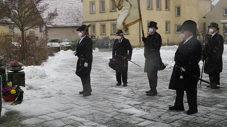 Vor dem Gottesdienst stellten Bürgerhauptmann, Offiziere, Fähnrich und Zugführer eine Schale am Ehrenmal ab.