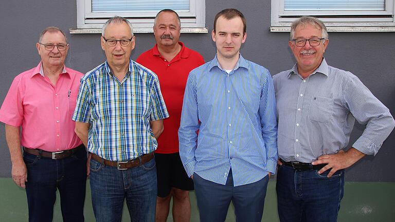 Ehrungen und Neuwahlen beim Sportangelverein Schwarzach (von links): Ehrenvorsitzender Walter Link, Anglerkönig Bernhard Vollhals, zweiter Vorsitzender Richard Lurz, Kassier Oliver Gellner und Schriftführer Arnold Götz. Vorsitzender Christian Greim fehlte. Ehrungen und Neuwahlen beim Sportangelverein Schwarzach (von links): Ehrenvorsitzender Walter Link, Anglerkönig Bernhard Vollhals, zweiter Vorsitzender Richard Lurz, Kassier Oliver Gellner und Schriftführer Arnold Götz. Vorsitzender Christian Greim fehlte.
