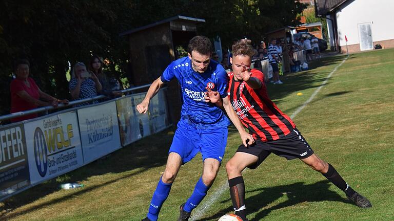 Unser Bild zeigt den Sulzthaler Jannis Tremer (links) und den Diebacher Felix Zinn, die sich einen intensiven Zweikampf an der Außenlinie liefern. Knapp mit 1:0 behielt der SC Diebach die Oberhand.       -  Unser Bild zeigt den Sulzthaler Jannis Tremer (links) und den Diebacher Felix Zinn, die sich einen intensiven Zweikampf an der Außenlinie liefern. Knapp mit 1:0 behielt der SC Diebach die Oberhand.