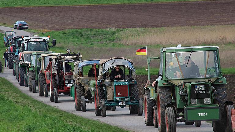 Insgesamt 112 Bulldogs tuckerten beim Bulldoggtreffen der Freiwilligen Feuerwehr durch Großwenkheim.       -  Insgesamt 112 Bulldogs tuckerten beim Bulldoggtreffen der Freiwilligen Feuerwehr durch Großwenkheim.