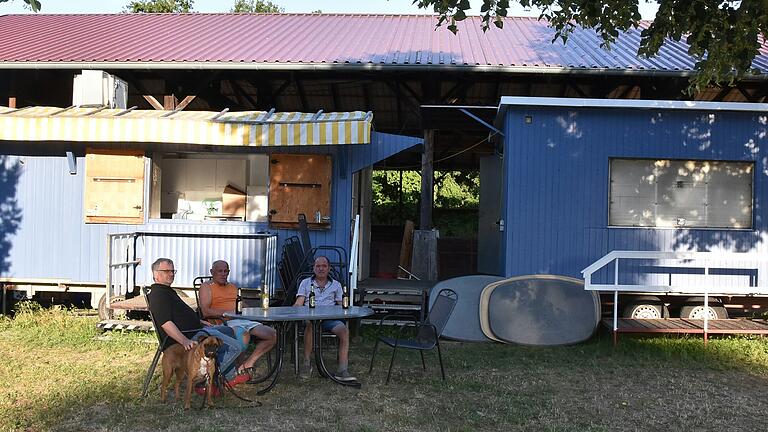 Kurz vor Saisonöffnung: 'Vogelfrei Wein &amp; Biergarten' in Lengfurt.