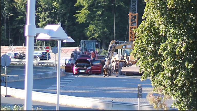 Sprengstoffalarm neben Autobahn-Tankstelle       -  Sprengstoffalarm neben Autobahn-Tankstelle: Eine eigentlich routinemäßige Verkehrskontrolle löste am Sonntag einen Großeinsatz der Polizei auf der A 3 bei Rohrbrunn (Lkr. Aschaffenburg) aus.