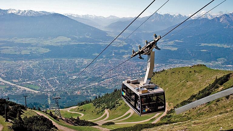 Seilbahnen mit großen Gondeln gibt es bisher meistens in den Bergen - wie hier bei Innsbruck. Bad Neustadt sollte auch eine zum Klinik-Campus bekommen, findet Rhön-Klinikum-Gründer Eugen Münch.