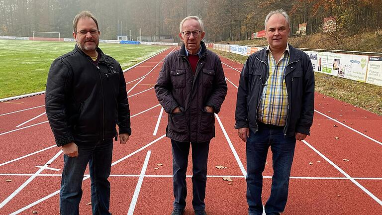 Stephan Ditterich, Vorsitzender Turnen und Leichtathletik e.V., Dietrich Polzin, Präsident TGH und Karl Kieselbach, Vizepräsident TGH Sportanlagen nahmen die neue 400 Meter Laufbahn am Höchberger Waldsportplatz in Augenschein (im Bild von links).