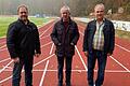 Stephan Ditterich, Vorsitzender Turnen und Leichtathletik e.V., Dietrich Polzin, Präsident TGH und Karl Kieselbach, Vizepräsident TGH Sportanlagen nahmen die neue 400 Meter Laufbahn am Höchberger Waldsportplatz in Augenschein (im Bild von links).