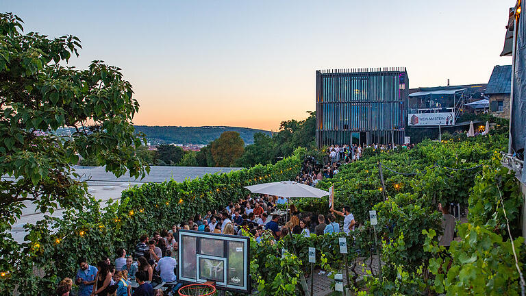 Auch am Freitag, 15. Juli 2022 war die Eventlocation Wein am Stein in Würzburg ausverkauft. Am Abend spielten die Bands JPD und KGW3.