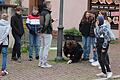 Lehrer Jürgen Endres (Mitte) reinigt mit den Schülerinnen und Schüler des Friedrich-List-Gymnasiums die Stolpersteine.