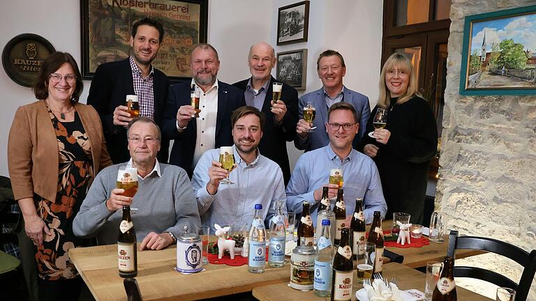In 'Johanns Brauhaus' stellte die Ochsenfurter Kauzen-Bräu den neuen Jahrgang ihres Hopfenbieres vor. Im Bild hinten von links: Bezirksrätin Rosa Behon, Landtagsabgeordneter Björn Jungbauer, Landrat Thomas Eberth, Altlandrat Eberhard Nuss, Bürgermeister Peter Juks und Julia Moutschka (Stadtmarketingverein), vorne von links: Brauereichef Karl-Heinz Pritzl, Juniorchef Jacob Pritzl und Braumeister Marcus Lifferth. In 'Johanns Brauhaus' stellte die Ochsenfurter Kauzen-Bräu den neuen Jahrgang ihres Hopfenbieres vor. Im Bild hinten von links: Bezirksrätin Rosa Behon, Landtagsabgeordneter Björn Jungbauer, Landrat Thomas Eberth, Altlandrat Eberhard Nuss, Bürgermeister Peter Juks und Julia Moutschka (Stadtmarketingverein), vorne von links: Brauereichef Karl-Heinz Pritzl, Juniorchef Jacob Pritzl und Braumeister Marcus Lifferth.
