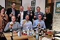 In 'Johanns Brauhaus' stellte die Ochsenfurter Kauzen-Bräu den neuen Jahrgang ihres Hopfenbieres vor. Im Bild hinten von links: Bezirksrätin Rosa Behon, Landtagsabgeordneter Björn Jungbauer, Landrat Thomas Eberth, Altlandrat Eberhard Nuss, Bürgermeister Peter Juks und Julia Moutschka (Stadtmarketingverein), vorne von links: Brauereichef Karl-Heinz Pritzl, Juniorchef Jacob Pritzl und Braumeister Marcus Lifferth.