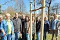Tag des Baumes 2025: ( von links) Margit Worschech, 1. Vorsitzende Irene Irmler,  1. Bürgermeister Peter Sterk und das Betreuungsteam der Kindergartengruppen.