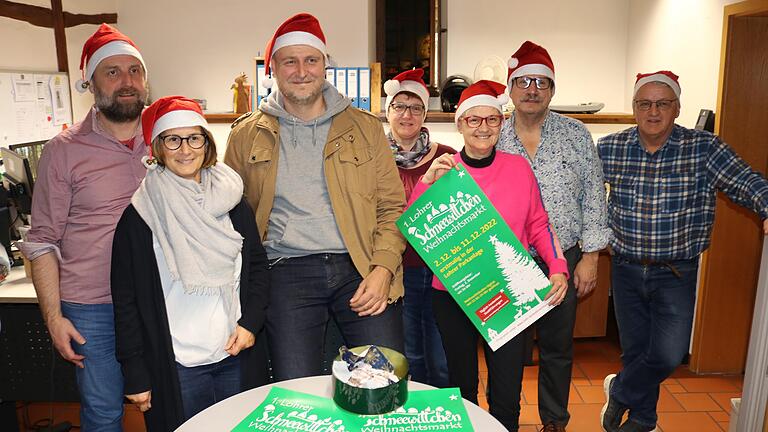 Die Organisatoren präsentierten das Plakat im neuen Design für den Lohrer Weihnachtsmarkt, der jetzt Schneewittchen-Weihnachtsmarkt heißt (von links): Uwe Gottschalk, Carmen Burk, Jürgen Goldbach, Ingrid Werner, Christiane Werthmann, Horst Neuf und Hans Lembach. Die Organisatoren präsentierten das Plakat im neuen Design für den Lohrer Weihnachtsmarkt, der jetzt Schneewittchen-Weihnachtsmarkt heißt (von links): Uwe Gottschalk, Carmen Burk, Jürgen Goldbach, Ingrid Werner, Christiane Werthmann, Horst Neuf und Hans Lembach.