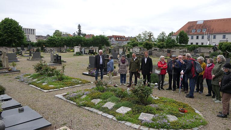 Auch den alten Friedhof an der Ritterkapelle besichtigte der Seniorenbeirat und diskutierte mit Bürgermeister Günther Werner Umgestaltungsmöglichkeiten.