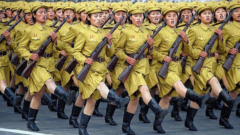 TOPSHOTS-NKOREA-POLITICS-ANNIVERSARY-MILITARY - In Reih und Glied: nordkoreanische Militärparade. TOPSHOTS-NKOREA-POLITICS-ANNIVERSARY-MILITARY - In Reih und Glied: nordkoreanische Militärparade.