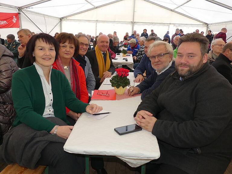 Ist erschüttert von den Vorgängen in Erfurt: Peggy Greiser (links), die Landrätin des Landkreises Schmalkalden-Meiningen - hier bei den Feierlichkeiten zum 30. Jahrestag des Mauerfalls im Herbst 2019.