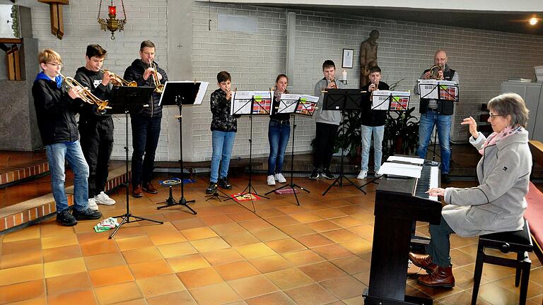 Trompeten-Oktett in St. Josef, unter der Leitung von Kantorin Christel Schlensok.