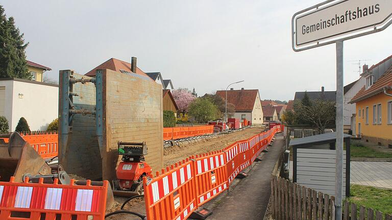 Die Ortsdurchfahrt in Untersambach bleibt bis Frühjahr 2025 eine Großbaustelle. Straßen und Kanäle werden umfangreich erneuert.