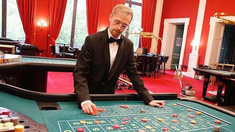 Neuer Croupier in der Spielbank Bad Kissingen - Nick H. bei der Arbeit am Roulettetisch. Neuer Croupier in der Spielbank Bad Kissingen - Nick H. bei der Arbeit am Roulettetisch.