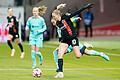 Eintracht Frankfurt       -  Die Fußballerinnen von Eintracht Frankfurt um Laura Freigang (vorne) spielen gegen den FC Bayern München im großen Stadion.