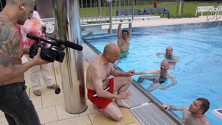 Geschafft: Dank vier fleißiger Schwimmer von Radio Charivari gibt es am Freitag im Karlstadter Freibad für alle Besucher freien Eintritt. Bürgermeister Paul Kruck (Bildmitte) gratulierte.