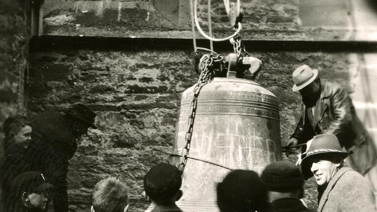 1942 müssen fast alle Glocken der Gerolzhöfer Stadtpfarrkirche, auch die große 'Dreifaltigkeitsglocke' aus dem Nordturm, für Rüstungszwecke abgeliefert werden.