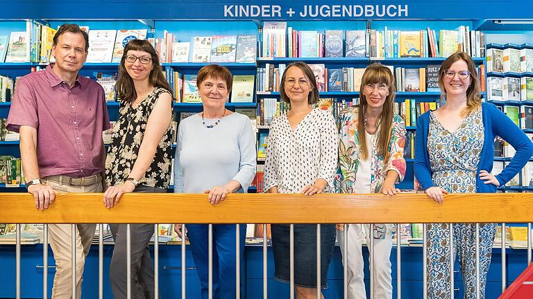 Die Inhaberin der Buchhandlung Knodt, Elisabeth Stein-Salomon (Dritte von links), mit ihrem Team. Die Inhaberin der Buchhandlung Knodt, Elisabeth Stein-Salomon (Dritte von links), mit ihrem Team.