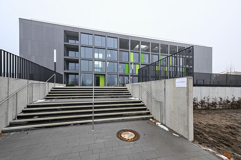 Durch die Lage am Hubland-Campus Nord eignet sich das Gebäude vor allem für die Studierenden der hier ansässigen Fakultäten. Durch die Lage am Hubland-Campus Nord eignet sich das Gebäude vor allem für die Studierenden der hier ansässigen Fakultäten.