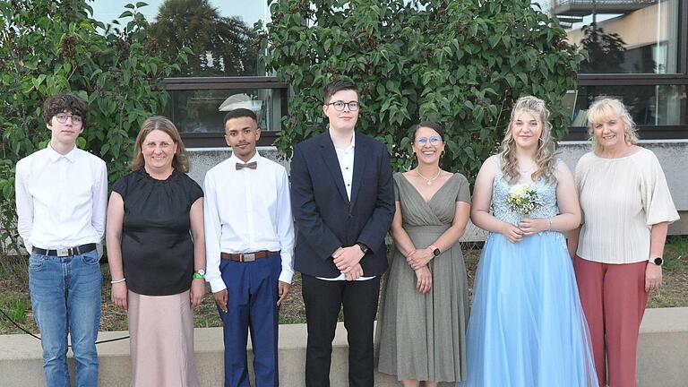 Geehrt wurden die Klassenbesten der 9a (im Bild von links) Nicolas Röder und Darius Cavitt (beide Gesamtnote 2,2) sowie die Klassenbesten der M 10 (von rechts) Viola Drescher (1,5) und Marvin Freibert (1,9). Mit im Bild die Klassenlehrerinnen Christiane Schüle (zweite von links), Carolin Jülka (dritte von rechts) sowie Rektorin Katrin Beinrott (ganz rechts).
