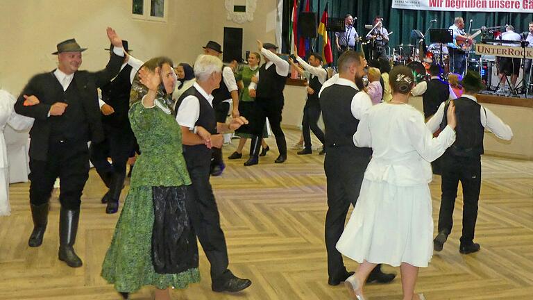 Ausgelassen tanzte die Delegation mit den Einheimischen den Schwäbischen 'Binkelball'. Ausgelassen tanzte die Delegation mit den Einheimischen den Schwäbischen 'Binkelball'.