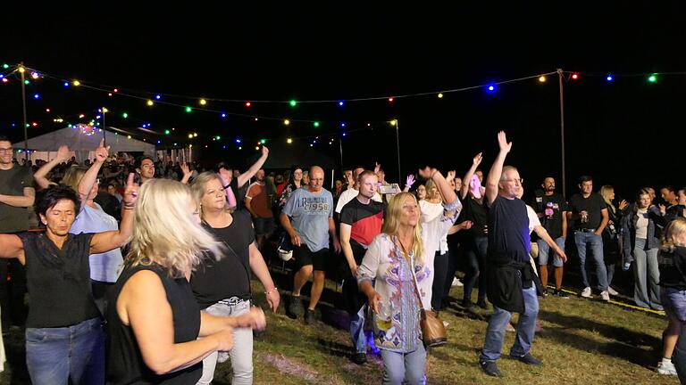 Eine ausgelassene Stimmung herrschte am Samstagabend vor der Bühne.