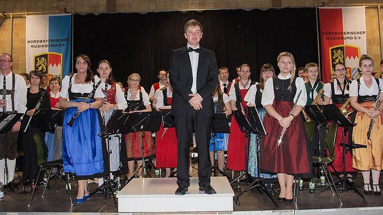 Ein beeindruckendes Benefizkonzert gab das symphonische Kreisorchester des Nordbayerischen Musikbundes unter der Leitung von Kreisdirigent Benedikt Feustel in der Maintalhalle von Untertheres.