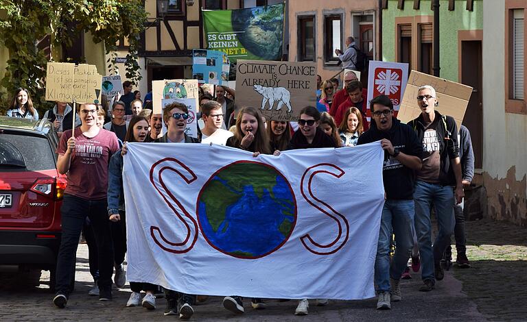 Rund 600 Leute - junge, mittelalte und alte - demonstrierten am Freitag in Lohr für mehr Klimaschutz. Unser Foto entstand beim Zug durch die Fischergasse. Rund 600 Leute - junge, mittelalte und alte - demonstrierten am Freitag in Lohr für mehr Klimaschutz. Unser Foto entstand beim Zug durch die Fischergasse.