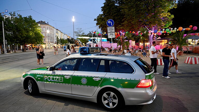 Jugend Straftaten       -  Am Königsplatz und an anderen öffentlichen Plätzen in Augsburg treffen sich Jugendgruppen – manchmal fühlen sich Passanten und Anwohner genervt, teils kommt es zu Delikten.