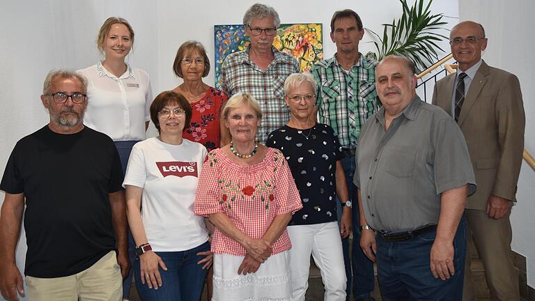 Landrat Wilhelm Schneider (rechts) freut sich über die Unterstützung der ehrenamtlichen Wohnberaterinnen und Wohnberater (von links, hinten): Vera Ksinski (Koordinatorin der kommunalen Wohnberatung), Renate Vogt, Heinz Zürl, Hubert Schramm; von links vorne: Roland Mahr, Esther Röhner, Lilian Schreyer, Bettina Stroh und Horst Gehring. Auf dem Bild fehlen Silke Zidek und Erich Öchsner.