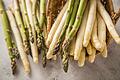 Grüner und weißer Spargel       -  Frühlingsgemüse mit Power: Je frischer der Spargel ist, desto mehr Nährstoffe stecken drin.