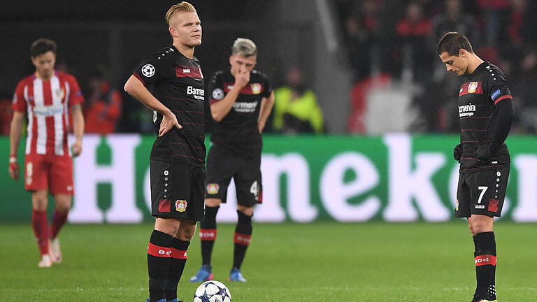 Niederlage - Nach der 2:4-Niederlage gegen Atlético Madrid stehen die Spieler von Bayer Leverkusen im heimischen Stadion geknickt auf dem Spielfeld. Foto: Marius Becker Niederlage - Nach der 2:4-Niederlage gegen Atlético Madrid stehen die Spieler von Bayer Leverkusen im heimischen Stadion geknickt auf dem Spielfeld. Foto: Marius Becker