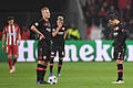 Niederlage       -  Nach der 2:4-Niederlage gegen Atlético Madrid stehen die Spieler von Bayer Leverkusen im heimischen Stadion geknickt auf dem Spielfeld. Foto: Marius Becker