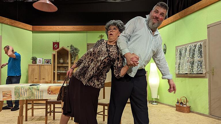 Wildes Paar: Oma Mariechen (Corina Pokorny) und Opa Julius (Ingo Sitzmann) trinken auch gerne einmal ein Glas mehr und tanzen die Nacht durch im 'Pinocchio'. Wildes Paar: Oma Mariechen (Corina Pokorny) und Opa Julius (Ingo Sitzmann) trinken auch gerne einmal ein Glas mehr und tanzen die Nacht durch im 'Pinocchio'.