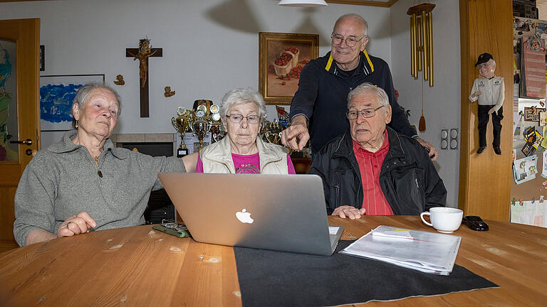 Ohne Hilfe am Computer kein Geld aus dem Heizkostenzuschuss: Die Heidenfelder (v.l.) Irmtraud Thüring, Agnes Waga und Rudolf Stephan brauchen die Hilfe von Wolfgang Thüring (hinten).