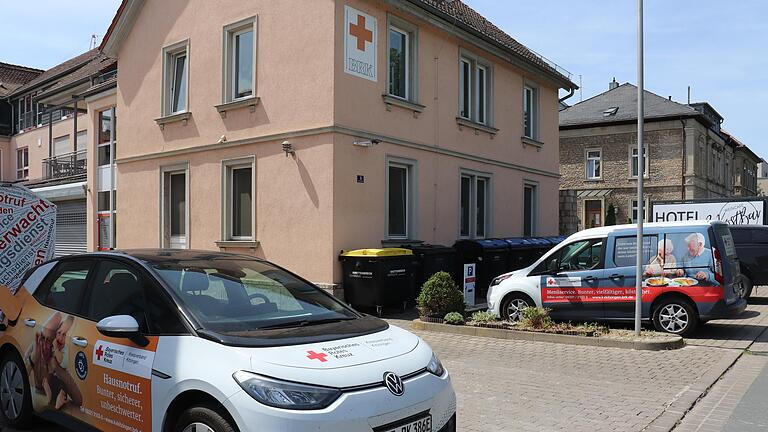 Viel zu eng geht es am Standort des BRK in der Kitzinger Schmiedelstraße zu. Es fehlt an Platz für Mensch und Material. Viel zu eng geht es am Standort des BRK in der Kitzinger Schmiedelstraße zu. Es fehlt an Platz für Mensch und Material.