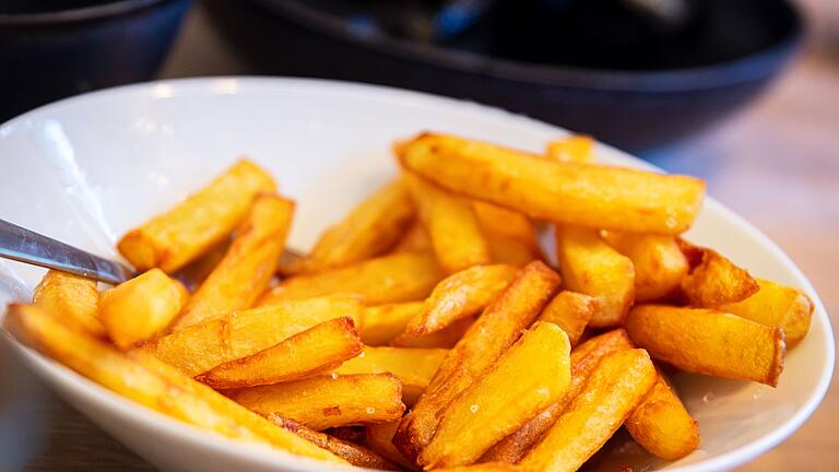 Selbstgemachte Pommes frites in einer Schale       -  Für ein knackiges Ergebnis seiner selbstgemachten Pommes frites setzt Food-Blogger Jannik Degner auf das Blanchieren der geschnittenen Kartoffelstäbchen in Essigwasser - und zwar vor dem Frittieren oder Backen.