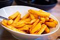 Selbstgemachte Pommes frites in einer Schale       -  Für ein knackiges Ergebnis seiner selbstgemachten Pommes frites setzt Food-Blogger Jannik Degner auf das Blanchieren der geschnittenen Kartoffelstäbchen in Essigwasser - und zwar vor dem Frittieren oder Backen.