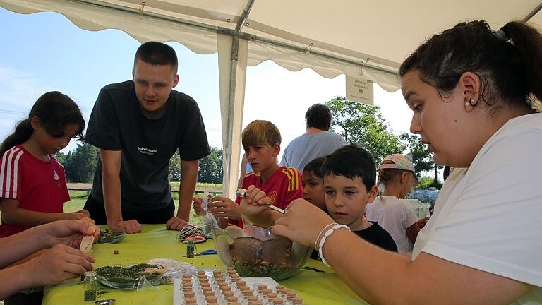 Beim Naturerlebnistag in Feuerbach konnten die Kinder Teebeutel abfüllen und Gewürze mischen.