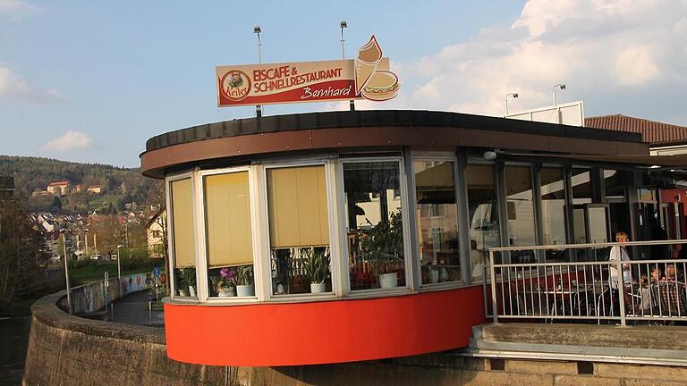 Das Eiscafé mit dem überhängenden Anbau.
