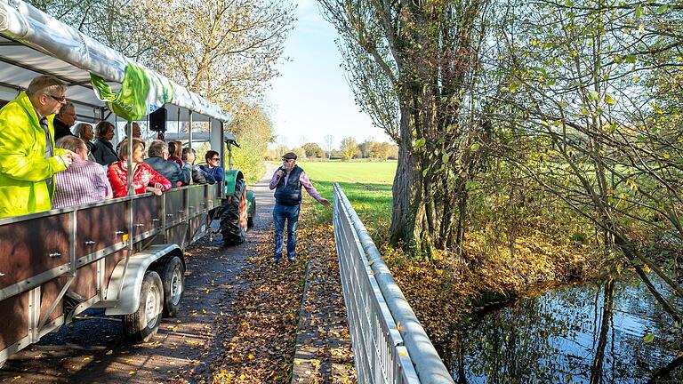 Schwebheim war die erste Gemeinde in Unterfranken, die eine ökologische Flurbereinigung durchführte. Noch heute gilt das Projekt als vorbildlich für ökologische Landschaftsgestaltung. Altbürgermeister Hans Fischer (rechts) gehörte mit zu den Initiatoren und zeigt regelmäßig Interessierten bei Planwagenfahrten durch die Flur, wie eine Kommune vom Naturschutz profitieren kann. Schwebheim war die erste Gemeinde in Unterfranken, die eine ökologische Flurbereinigung durchführte. Noch heute gilt das Projekt als vorbildlich für ökologische Landschaftsgestaltung. Altbürgermeister Hans Fischer (rechts) gehörte mit zu den Initiatoren und zeigt regelmäßig Interessierten bei Planwagenfahrten durch die Flur, wie eine Kommune vom Naturschutz profitieren kann.