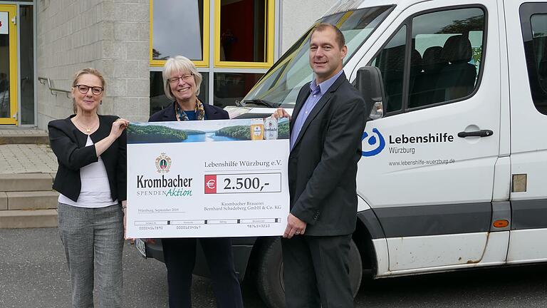 Frau Sponholz, Frau Pitz und Lars-Gunnar Schad freuen sich über die Spende.