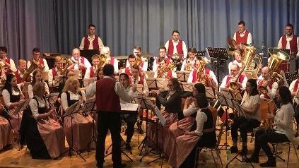 Die Wombacher Blasmusik begeisterte beim Benefizkonzert die Gäste in Hohenroth.