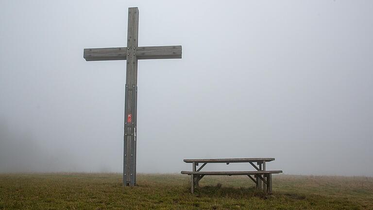 Auf der Berghöhe steht das Gipfelkreuz.